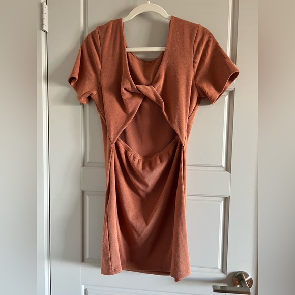 Orange dress with open back - Picture 2 of 2